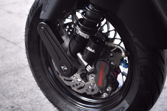 Phuộc trước được trang bị công nghệ bình dầu rời đi kèm cùng núm chỉnh CNC để tăng giảm lực đàn hồi của xe khi di chuyển trên nhiều cung đường khác nhau, bên cạnh là chú heo dầu Frando 4 pis đối xứng với thiết kế bằng chất liệu nhôm được CNC vô cùng sắc sảo.