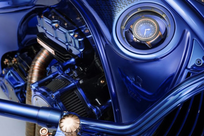 Bên phải bình xăng được gắn một chiếc đồng hồ được chế tạo đặc biệt, dựa trên mô hình Patravi TravelTec II của Bucherer, chiếc đồng hồ được thiết kế chịu được độ rung động của khối động cơ V-Twin, để không làm trục trặc hoặc hư hỏng chiếc đồng hồ đắt tiền đến từ Bucherer Thụy Sĩ trong quá trình hoạt động của xe.