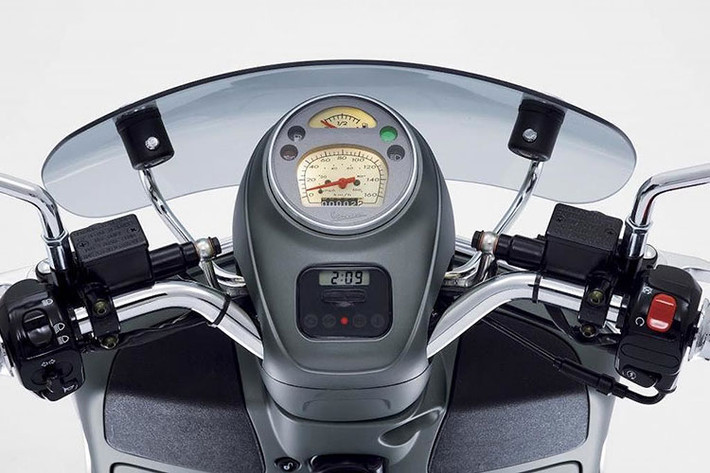 Các chi tiết còn lại của xe đều được lấy cảm hứng từ những chiếc Vespa giành chiến thắng giải đua ISDE năm nào. Tuy nhiên khác với Vespa Sei Giorni, chiếc xe nay đã có màu xám mờ mới.