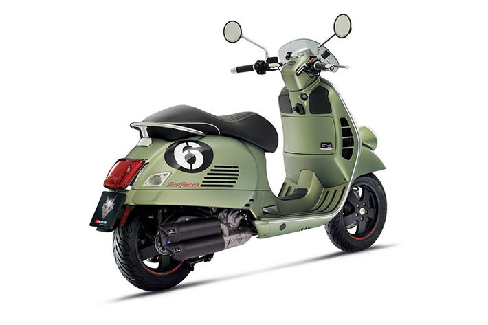 Giống như phiên bản đầu tiên cách đây 2 năm, Vespa Sei Giorni II trở nên ấn tượng bởi các điểm nhấn như số 6 phía sau đuôi, tem nổi dán hông phải cùng nắp khoang đựng găng tay đặc biệt, mâm sơn đen có chữ Sei Giorni viền chỉ đỏ xung quanh và yên thể thao.