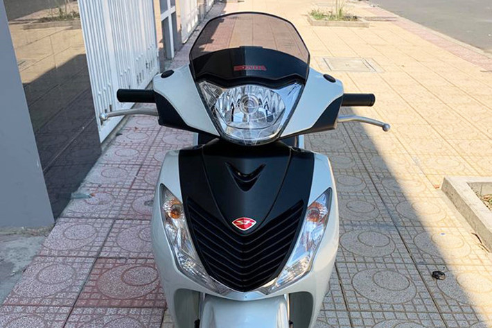 Theo dân chơi xe ga Honda SH tại Việt Nam cho biết, ngoài thiết kế khá "sang chảnh" thì những mẫu xe tay ga SH nhập khẩu trên thị trường khi ở mức nguyên bản và chạy với số km ít được định giá khá cao. Thậm chí khi được mang thêm biển số đẹp, nó còn có mức giá cao "chót vót" - ngang với xe ôtô hạng A.