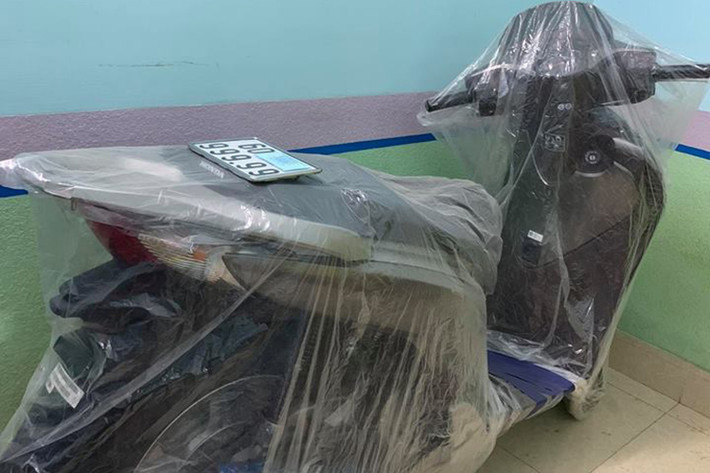 Tại Việt Nam, SH được mệnh danh là mẫu xe ga cao cấp số 1. Trong đó, phiên bản xe ga Honda SH từ 2010 đến 2012 thế hệ trước phiên bản được nhập khẩu từ Ý về luôn được nhiều dân chơi ưa chuộng. Phiên bản SH nhập Ý giá choáng váng gần 1 tỷ đồng này sở hữu thiết kế mạnh mẽ, cá tính hơn nhiều so với phiên bản hiện tại.