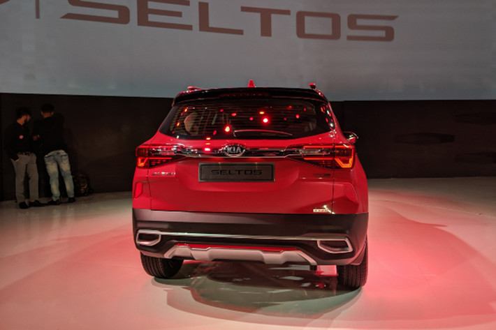 Phía sau gây chú ý lớn với hậu LED, xi nhan đa tầng tạo hiệu ứng 3D cùng đuôi cá mập đặt ngay ngắn trên nóc. Ngoài ra, mâm hợp kim đa kích cỡ thiết kế đặc biệt cũng là một trong những điểm nổi bật của mẫu xe này.