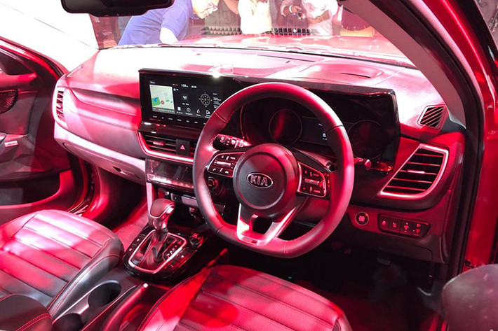 Bên trong nội thất xe được bọc da, trang bị màn hình cảm ứng lớn 10,25 inch trên táp lô. Để tăng thêm tính tiện nghi cũng như tạo cảm giác thoải mái trải nghiệm công nghệ, Kia còn tích hợp trên xe màn hình HUD 8 inch, dàn loa Bose cao cấp và hệ thống đèn nền nội thất "ấm cúng".