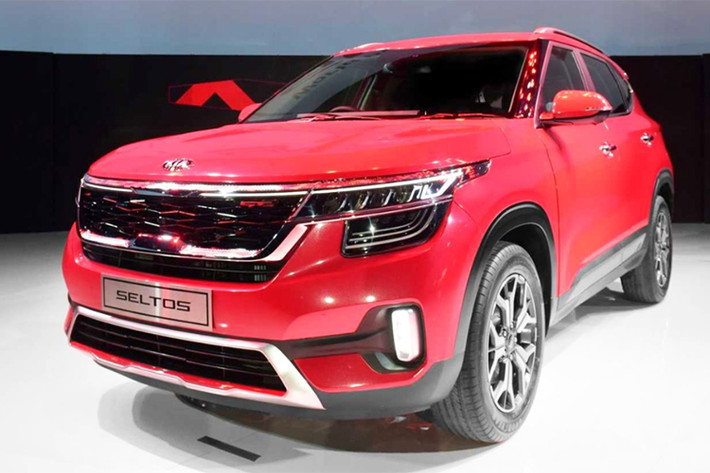 Hướng đến nhóm khách hàng trẻ tuổi và năng động, Kia Seltos không hề gây thất vọng khi sở hữu những đường dập nổi ngang hông đầy mạnh mẽ cùng lưới tản nhiệt lớn và sắc sảo. Đầu xe ấn tượng với hệ thống đèn chiếu sáng chữ "p" ngược nằm ngang, dải đèn sương mù đặt dọc ở hốc hút gió phía trước.