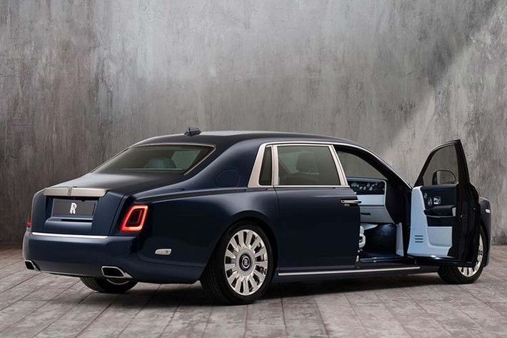 Mới đây, hãng xe siêu sang Rolls-Royce tiếp tục thu hút sự chú ý khi giới thiệu một phiên bản cá nhân hoá rất độc đáo của Phantom theo đơn đặt hàng từ một doanh nhân đến từ Stockholm, Thuỵ Điển. Chiếc xe siêu sang Rolls-Royce Phantom này lấy cảm hứng từ hoa hồng bởi 4 người con của ông đều mang tên của những loài hoa.