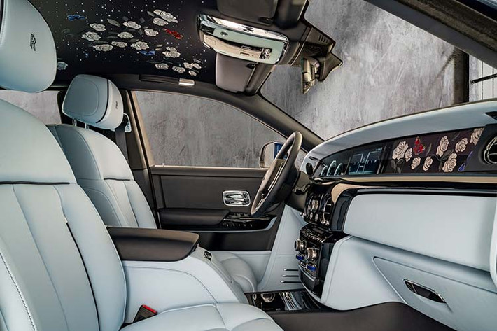 Chiếc Rolls-Royce Phantom Rose sở hữu màu sơn ngoại thất xanh Peacock Blue được nhấn nhá bởi đường coachline đôi màu xanh Charles Blue chạy dọc thân xe. Trong khi đó, bánh xe cũng được tạo hình theo mô-típ này khi đường viền quanh nắp chụp la-zăng đôi cũng là màu xanh Charles Blue.