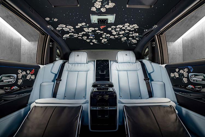 Trong quá trình thiết kế của chiếc Rolls-Royce Phantom Rose, không chỉ ông Hatherall lên bản vẽ mà ngay cả gia đình của vị khách hàng cũng đóng góp để sáng tạo nên chiếc xe độc đáo này. Cụ thể, vợ của vị khách hàng đã thiết kế những chiếc ô trong khi cô con gái Magnolia lại quyết định màu sơn ngoại thất.