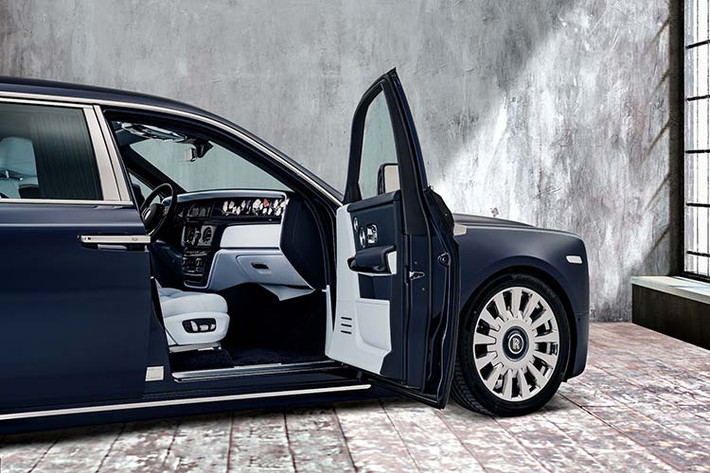 Chính vườn hoa hồng tại đại bản doanh của Rolls-Royce đã trở thành nguồn cảm hứng cho ông Ieuan Hatherall - nhà thiết kế của Rolls-Royce - xây dựng lên chiếc xe siêu sang Phantom Rose. Vườn hồng này là nơi duy nhất trên thế giới trồng loại hoa hồng Phantom, được nhân giống độc quyền cho Rolls-Royce bởi chuyên gia hoa hồng Philip Harkness đến từ Harkness Roses, Anh quốc.