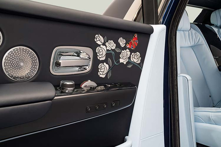 Chiếc Rolls-Royce Phantom Rose tái hiện những giai đoạn khác nhau của một đoá hồng, từ lúc còn chồi nụ cho đến khi nở rộ, thông qua sự sắp đặt bố cục bất đối xứng từ phía sau rồi vắt chéo qua trần xe. Một điểm đặc trưng của những chiếc Rolls-Royce là trần xe bầu trời sao cũng trở nên ấn tượng hơn khi bóng đèn LED tượng trưng cho những ngôi sao được bố trí xen kẽ bên hoa hồng.