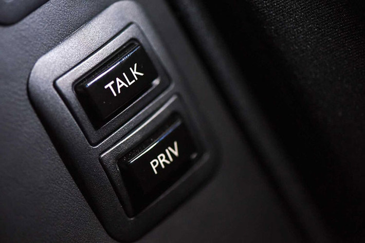 Khi cần, người ngồi sau thể nói chuyện với tài xế thông qua hệ thống liên lạc nội bộ. Bên cạnh đó, hành khách cũng có thể từ chối hoặc chấp nhận cuộc gọi từ tài xế.