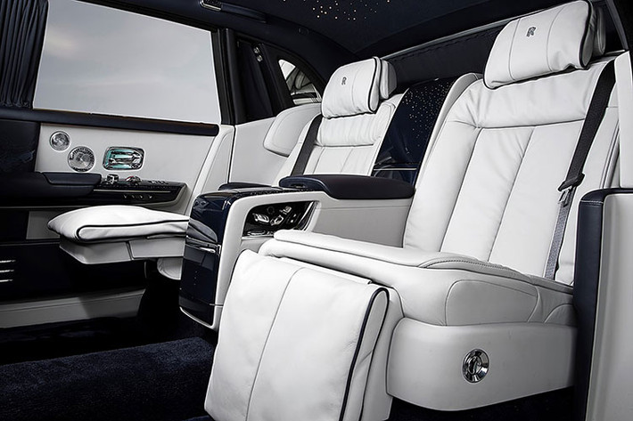 Bên cạnh những tính năng mới, nội thất của chiếc Rolls-Royce Phantom vẫn sở hệ thống đèn trần ánh sao, các chi tiết ốp bằng gỗ cao cấp.