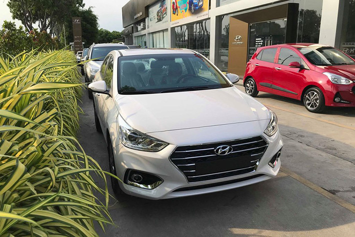 Giá xe Hyundai Accent 2019 với 3 phiên bản sở hữu cả 2 trang bị trên, giá niêm yết được Hyundai Thành Công ấn định tăng thêm 2,1 triệu đồng, riêng bản tiêu chuẩn chỉ có thêm cửa gió sau sẽ tăng giá 1,1 triệu đồng (như vậy mức giá của từng phiên bản trong năm 2019 sẽ từ 426,1 triệu - 542 triệu đồng).