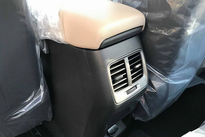 Hyundai Accent 2019 vẫn sử dụng động cơ 1.6l 4 xi-lanh thẳng hàng nạp khí tự nhiên, tuy nhiên Hyundai đã cải tiến máy để cho công suất lớn hơn là 132 mã lực cùng mô-men xoắn cực đại 161 Nm. Ngoài ra xe còn có bản máy dầu 1.6l 4 xi-lanh với công suất 128 PS. Giống như thế hệ trước, xe sẽ có 2 phiên bản hộp số là số sàn 6 cấp và tự động 6 cấp.