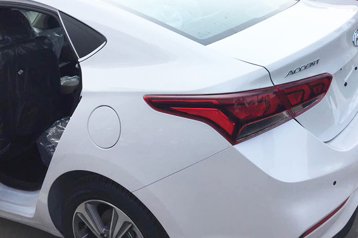 Việc trang bị thêm cửa gió điều hòa phía sau được xem là nước cờ khôn ngoan của Hyundai Thành Công trong điều kiện thời tiết nắng nóng trên cả nước hiện nay. Một chiếc xe có thêm hệ thống điều hòa phía sau sẽ dễ hấp dẫn khách hàng hơn trong việc lựa chọn mua một chiếc xe mới.