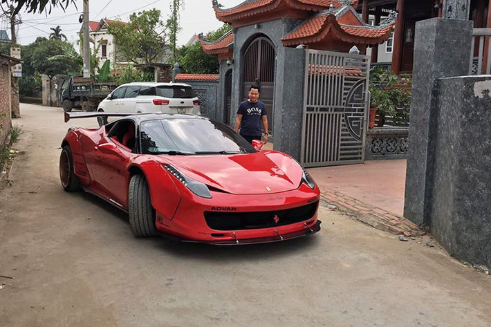 Điểm thú vị chính là bộ đôi siêu xe Ferrari độ độc nhất Việt Nam có biển số gần giống hệt nhau. Ngoài ra, cả hai chiếc siêu xe Ferrari độ độc nhất Việt Nam này đều có ngoại thất xe có màu đỏ. Trong đó, màu sơn này của Ferrari 458 Italia độ Liberty Walk và Ferrari F12 Berlinetta độ Duke Dynamics đều do thợ Việt Nam pha màu và sơn lại.