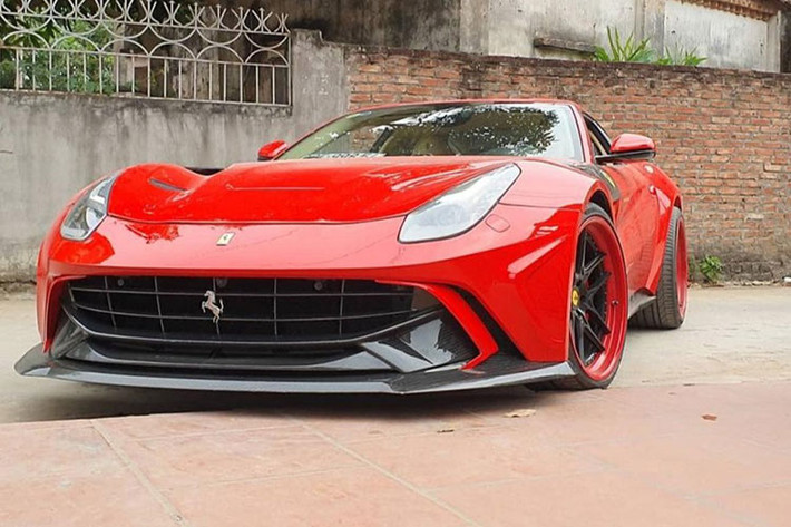 Để hoàn thành bản độ Ferrari F12 Berlinetta độc nhất vô nhị tại Việt Nam, chủ nhân còn trang bị cho siêu xe này bộ mâm mới của hãng HRE với tông màu đen bóng kết hợp cùng viền ngoài la-zăng có màu đỏ làm điểm nhấn. Trước đó, chiếc siêu xe Ferrari F12 Berlinetta này từng gắn bộ mâm đa chấu sơn màu bạc cũng của HRE.