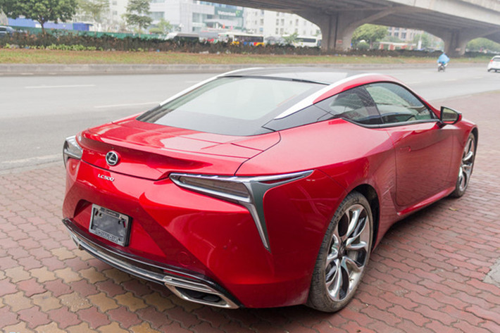 Như vậy, sau 16 tháng có mặt tại Việt Nam chiếc Coupe hạng sang Lexus LC 500 2018 độc nhất này cũng đã ra biển trắng để lăn bánh trên đường phố Hà Nội, thay vì bị "nhốt" dưới hầm đỗ xe tại Hà Nội nhiều tháng trời khiến ngoại thất đóng bụi dày đặc.