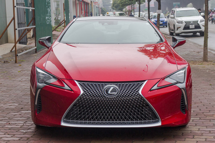 LC 500 là sản phẩm mới của thương hiệu Lexus, ra mắt tại triển lãm Detroit hồi đầu năm 2017, cạnh tranh với dòng Mercedes-Benz S-Class Coupe. Thiết kế đầu xe với lưới tản nhiệt hình con suốt đặc trưng, cụm đèn pha thiết kế ấn tượng, công nghệ LED hoàn toàn. Hệ thống đèn pha đầy đủ các tính năng tự động, tích hợp đèn LED chạy ban ngày.