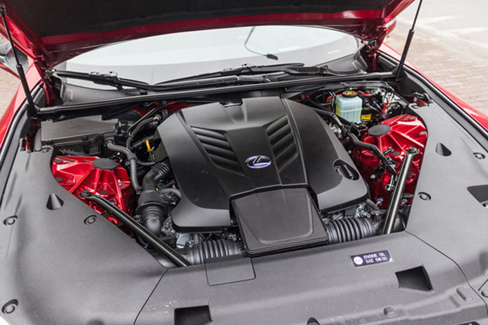 Lexus LC 500 2018 độc nhất Việt Nam được trang bị khối động cơ xăng V8, dung tích 5.0 lít, hút khí tự nhiên, 32 van, sản sinh công suất tối đa 471 mã lực tại vòng tua máy 7.100 vòng/phút và mô-men xoắn cực đại 540 Nm tại vòng tua máy 4.800 vòng/phút. 