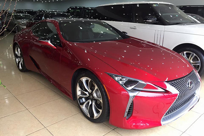 Giá xe Lexus LC 500 2018 tại nước ngoài cho bản tiêu chuẩn từ 92.000 USD (tương đương 2,14 tỷ đồng). Tại thị trường Việt Nam, theo giới chơi xe đồn đoán, nó sẽ có giá khoảng 10 tỷ đồng khi nộp đầy đủ thuế, phí và lăn bánh trên đường.