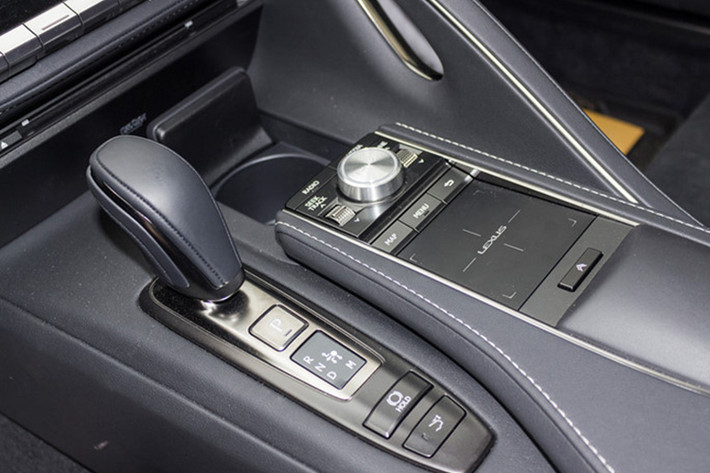 LC 500 2018 sử dụng trackpad cảm ứng để điều khiển các chức năng thông tin-giải trí trên màn hình chính. Cần số cùng phanh tay điện tử tạo cảm giác đầy công nghệ cho chiếc xe này. Các hệ thống an toàn của xe gồm cảnh báo người qua đường, cảnh báo tiền va chạm, hệ thống kiểm soát hành trình chủ động, kiểm soát làn đường...