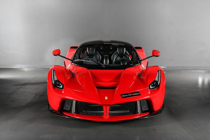 Với số lượng sản xuất giới hạn trên toàn Thế giới, siêu xe Ferrari LaFerrari hiện nay có giá bán lại không dưới mức hàng triệu USD và nó luôn được các đại lý rao bán với mức giá siêu khủng nhưng vẫn "cháy hàng". Xe được trang bị động cơ V12, dung tích 6.3 lít, sản sinh công suất tối đa 800 mã lực và mô-men xoắn cực đại 700 Nm.