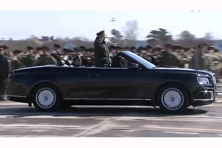 Tương tự Senat Sedan, Aurus Senat Convertible cũng được trang bị hệ thống động cơ hybrid xăng-điện với máy V8, dung tích 4,4 lít. Động cơ tăng áp này tạo ra công suất tối đa 598 mã lực và mô-men xoắn cực đại 880 Nm. Mô-tơ điện sẽ bổ sung 40 mã lực nữa. Toàn bộ sức mạnh được truyền tới cả 4 bánh thông qua hộp số tự động 9 cấp.