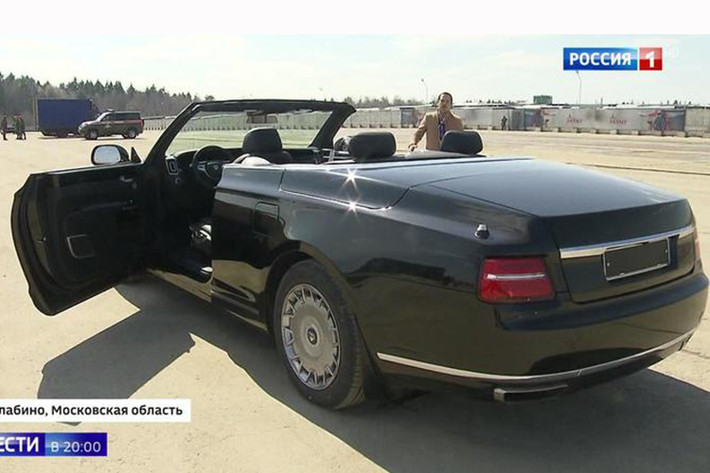 Chiếc Aurus Senat Convertible mới cũng được trang bị lưới tản nhiệt cỡ lớn đi kèm nan dọc mạ crôm, cụm đèn pha LED, vỏ gương ngoại thất và bộ vành hợp kim có thiết kế giống xe Rolls-Royce. Đằng sau xe lại xuất hiện thiết kế gợi liên tưởng đến Bentley với cụm đèn hậu 2 tầng và đầu ống xả hình chữ nhật.