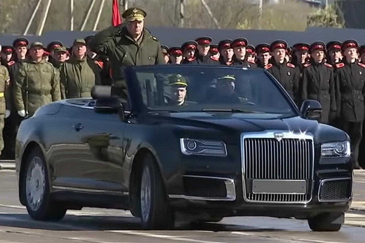 Vào ngày 19/4/2019 vừa qua, những chiếc xe sang Aurus Senat Convertible đã có màn ra mắt bất ngờ trong buổi diễu hành của quân đội Nga. Có vẻ đây là những chiếc xe được sinh ra để dành cho những buổi diễu hành long trọng như thế này.