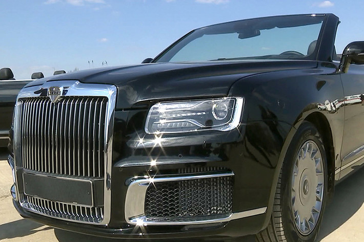 Hiện hãng xe Aurus vốn được mệnh danh là "Rolls-Royce của Nga" chưa hé lộ nhiều thông tin liên quan đến Senat Convertible. Tuy nhiên, qua hình ảnh trong những bản tin của đài truyền hình Nga, có thể thấy Aurus Senat Convertible mới sở hữu một số nét khác biệt so với Senat Sedan, đặc biệt là sự biến mất của phần mui cứng.