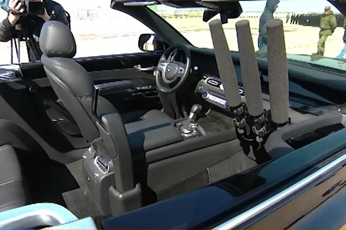 Bên trong Aurus Senat Convertible là không gian nội thất gần như được bê nguyên từ phiên bản sedan sang. Tuy nhiên, vì Aurus Senat Convertible là xe diễu hành nên đã được thay đổi nhẹ trong nội thất. Cụ thể, ghế phụ lái phía trước đã bị tháo bỏ trong khi tay nắm chắc chắn được bổ sung để các quan chức có thể đứng vững trong xe khi diễu hành.