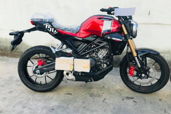 CB150R 2019 mang phong cách Neo Sports Café thừa hưởng từ đàn anh CB1000R. Xe có vẻ ngoài cổ điển, thể hiện ở chi tiết đèn pha tròn ốp viền màu sáng, mô phỏng ốp crôm ở những mẫu xe cũ. Các chi tiết ốp ở thân và cánh gió mềm mại, không có sự sắc sảo như các mẫu xe hiện đại