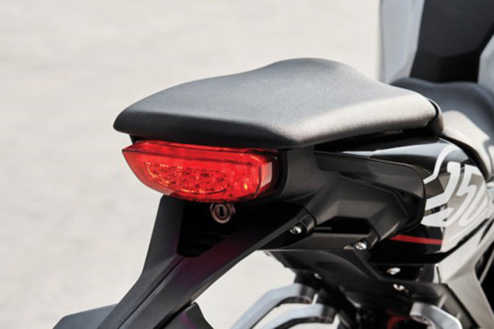 Hệ thống treo trước của xe là cặp phuộc hành trình ngược vỏ vàng trông khá cao cấp. Củ phanh của xe là loại hướng tâm, mang thương hiệu Nissin được sơn màu đỏ nổi bật, đi kèm là đĩa phanh 296 mm cùng hệ thống chống bó cứng ABS kênh đôi.