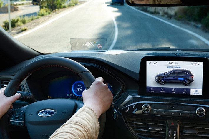 Trục cơ sở dài ơn 20 mm và thân rộng hơn 44 mm đồng nghĩa rằng không gian bên trong nội thất đã được cải thiện rất nhiều, với hành khách phía sau giờ đây có thêm 20 mm chỗ tựa vai và 36 mm chỗ dựa hông. Và mặc dù Kuga mới thấp hơn 20 mm so với đời trước, Ford đã có thể cải thiện chỗ để đầu thêm 13 mm ở phía trước và 35 mm ở phía sau.