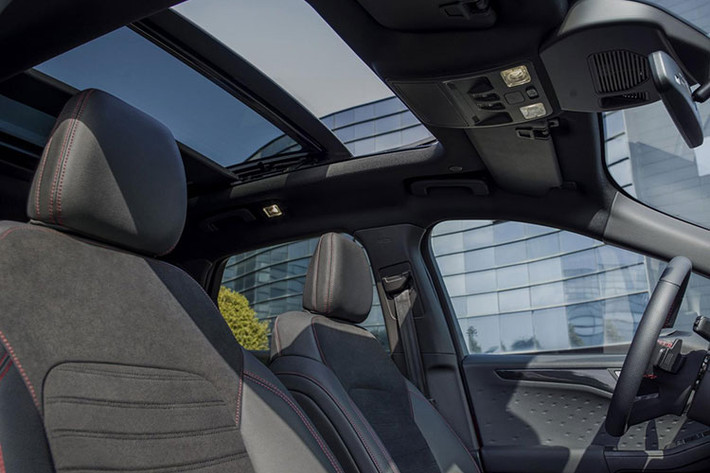 Các điểm nội thất nổi bật khác bao gồm một bảng đồng hồ tín hiệu kỹ thuật số hoàn toàn cỡ 12.3-inch, một hệ thống thông tin giải trí SYNC3 màn hình 8-inch với đủ cả Android Auto và Apple CarPlay, một bàn sạc điện không dây và một tùy chọn hệ thống âm thanh B&amp;O.