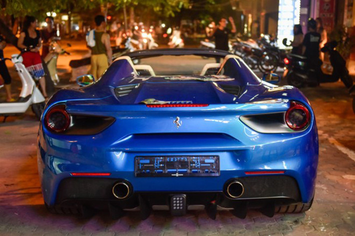 Mui cứng của Ferrari 488 Spider có thể đóng mở trong thời gian 14 giây. Vì có thêm mui cứng nên Ferrari 488 Spider cũng nặng hơn một chút so với phiên bản coupe. Xe còn gây ấn tượng với bộ la-zăng 5 chấu kép thể thao và ngàm phanh Ferrari chính hãng màu vàng. Ngoài ra, 2 bên sườn xe còn được bố trí 2 hốc gió lớn dẫn thẳng tới khoang động cơ.