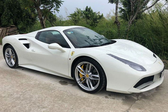 Việc tậu thêm siêu xe mui trần Ferrari 488 Spider đã giúp cho độ chịu chơi của các nhà giàu ở tỉnh Bình Phước nâng lên 1 tầm cao mới. Trước khi chiếc siêu xe Ferrari 488 Spider màu xanh dương chuyển "hộ khẩu" về tỉnh Bình Phước, 1 doanh nhân ở đây đã kịp tậu cho mình siêu xe Ferrari 488 Spider màu trắng.