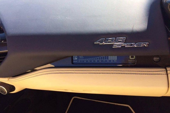 Ferrari 488 Spider sở hữu động cơ V8, tăng áp kép, dung tích 3,9 lít, sản sinh công suất tối đa 660 mã lực tại và mô-men xoắn cực đại 760 Nm. Nhờ đó, siêu xe mui trần nhà Ferrari mất khoảng 3 giây để tăng tốc từ 0-100 km/h trước khi đạt vận tốc tối đa 325 km/h. Hộp số tự động 7 cấp.