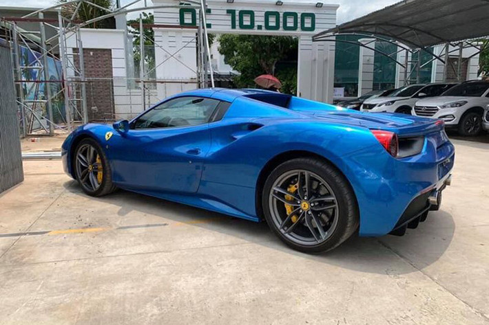 Ferrari 488 Spider là phiên bản mui trần của dòng 488 GTB, khá được ưa chuộng tại Việt Nam. "Siêu ngựa" này sở hữu bộ mui xếp cứng thường thấy trên các dòng Ferrari như California hay 458 Spider. So với 488 GTB, kiểu dáng phiên bản mui trần vẫn duy trì ngôn ngữ chung với cụm đèn pha mới, hốc hút gió lớn phía trước được chia làm 3 khoang.