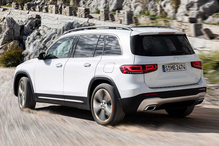 GLB mới được trang bị hệ dẫn động bốn bánh toàn thời gian AWD 4Motion với ba chế độ lái Eco/Comfort, Sport và Off-Road. Xe sẽ phân phối tại Mỹ trong cấu hình GLB 250 4Matic duy nhất, phiên bản này sử dụng động cơ xăng 2.0L, cho công suất tối đa 221 mã lực tại tua máy 5.500 vòng/phút và mô-men xoắn cực đại 350Nm trong khoảng 1.800 - 4.000 vòng/phút, kết hợp với hộp số 8 cấp ly hợp kép.