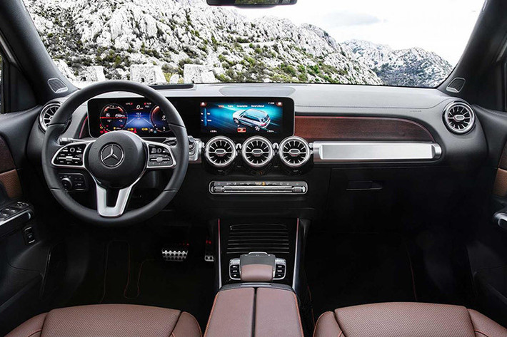 Bên trong Mercedes-Benz GLB 2020 là không gian nội thất cũng được thiết kế theo phong cách off-road. Có thể nói, hãng Mercedes-Benz đã áp dụng ngôn ngữ thiết kế góc cạnh hơn cho mẫu SUV hạng sang mới này. Tất nhiên, một số chi tiết quen thuộc của xe Mercedes-Benz như cửa gió điều hòa hình tua-bin hay màn hình thông tin giải trí nối liền với bảng đồng hồ cũng có trong GLB 2020.