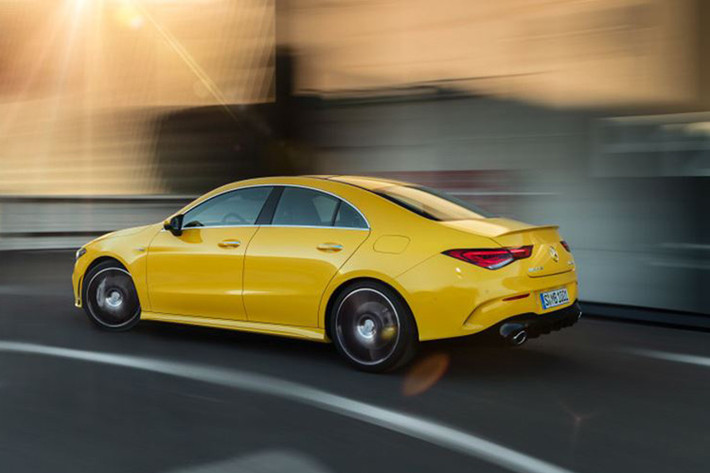 Mercedes-AMG CLA 35 4MATIC có khả năng tăng tốc từ 0-100km/h chỉ 4,9 giây trước khi đạt tốc độ tối đa 250km/h. Mức độ tiêu hao nhiên liệu theo công bố của Mercedes-Benz là 7,3L/100km. Ngoài ra, xe còn có 5 chế độ vận hành khác nhau gồm: "Slippery", "Comfort", "Sport", "Sport+" và "Individual'', với lẫy chuyển số sau vô lăng.