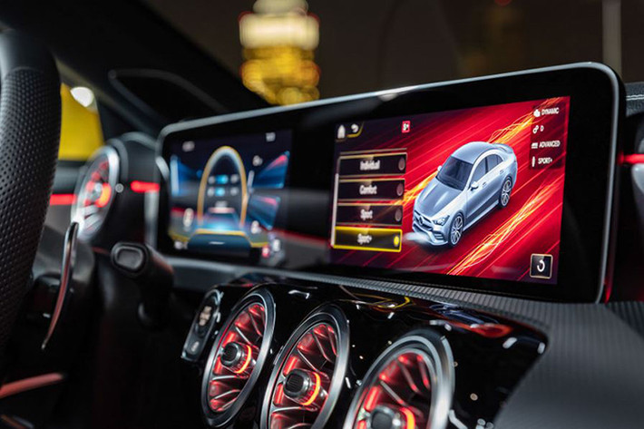 Ngoài ra là hệ thống lưu trữ dữ liệu lái xe AMG TRACK PACE giúp ghi lại hơn 80 thông số như: tốc độ, khả năng tăng tốc,…từ đó đưa ra các tư vấn giúp người lái cải thiện thành tích trên đường đua.