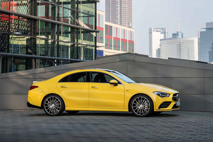 Về thiết kế, Mercedes-AMG CLA 35 4MATIC 2019 vẫn giữ ngôn ngữ thiết kế “hình quả chuối” lấy cảm hứng từ đàn anh CLS-Class với phần mui được vuốt thấp về phía sau giúp tối ưu hoá hiệu quả khí động học.