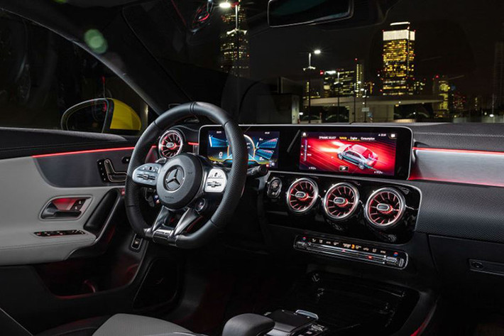 Bên trong khoang lái, CLA 35 4Matic được trang bị ghế kiểu xe đua thể thao bọc da ARTICO phối hai tông màu, vô lăng thể thao vát đáy phẳng với các nút điều khiển cảm ứng chạm, cặp màn hình hỗ trợ lái xe và màn hình giải tri trung tâm với kích thước 10,25 inch với công nghệ trợ lý ảo Mercedes-Benz (MBUX) cho phép người dùng ra lệnh bằng cử chỉ và giọng nói thông qua câu lệnh “Hey Mercedes”.