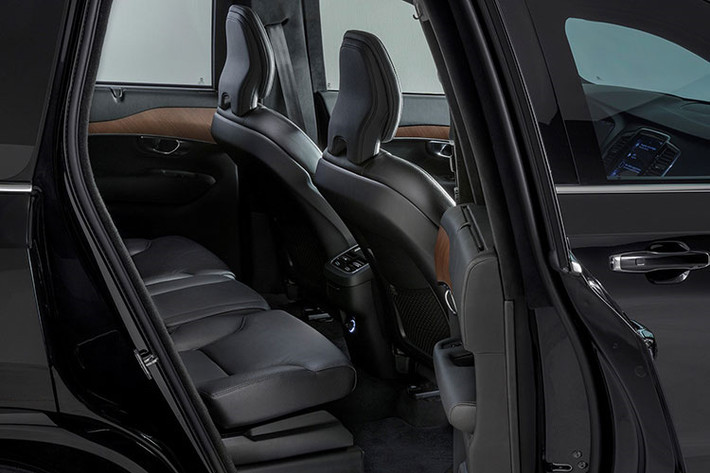 Chuyện này trở nên khả thi nhờ có sự thực rằng chiếc xe có trang bị lớp thép dày 10 mm có tính chống chịu cao, trong khi lớp kính cửa sổ là dày 50 mm. Tất cả chất liệu bổ sung đã khiến chiếc xe nặng thêm đáng kể.