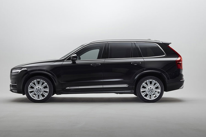 Nếu bạn thấy ý tưởng một chiếc Volvo bọc thép chống đạn là kỳ lạ, bạn không nên như thế. Mặc dù không nổi bật như một số cái tên khác trong phân khúc đặc thù này, thương hiệu Thụy Điển đã thiết kế các phương tiện đặc biệt, bao gồm xe dành cho cảnh sát và thậm chí động cơ xe cứu hỏa trong một thời gian khá lâu rồi.