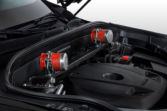 Dựa theo nhà sản xuất, các hành khách có nhu cầu giờ đây có thể tiến hành đặt hàng mẫu XC90 bọc thép này, nhưng cần chờ tới cuối năm nay thì mới nhận được xe. Giá bán xe Volvo bọc thép không được công bố rõ ràng.