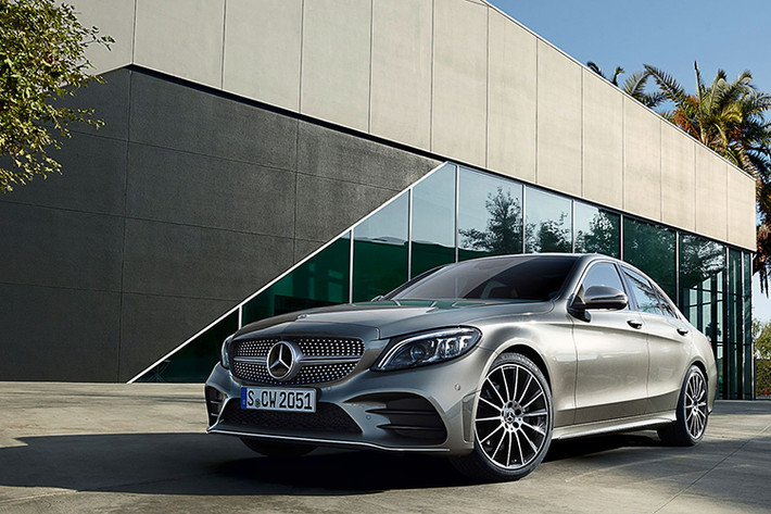 Mercedes-Benz C-Class 2019 sẽ bắt đầu cho một loạt các mẫu xe hạng sang tiếp theo trong danh sách này. C-Class là một mẫu sedan hạng C đắt tiền rất phổ biến tại Việt Nam. Xét về doanh số, đây là chiếc xe luôn được người tiêu dùng ưu tiên lựa chọn trong bộ "3 ông lớn" xe sang đến từ Đức.